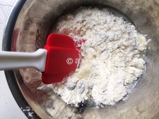 12、蔓越莓马芬  简单到极致的小白蛋糕,用刮刀翻拌均匀，不用过度翻拌，只要看不到干粉就可以了。