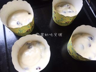13、蔓越莓马芬  简单到极致的小白蛋糕,舀入纸杯中，这点量我做了四个大号马芬纸杯。