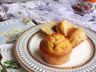 14、蔓越莓马芬  简单到极致的小白蛋糕,烤箱预热，180度，15分钟左右（具体的时间、温度，请根据自家烤箱灵活设定。）