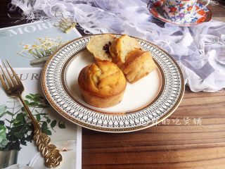 15、蔓越莓马芬  简单到极致的小白蛋糕,吃不准到底有没有熟，可以用一根牙签，深深地插进去，拔出牙签后如果上面没有粘连物就是烤好了。