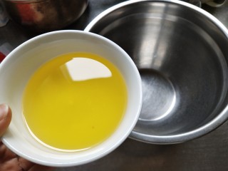 2、古早味蛋糕,玉米油微波炉丁2分钟或者烧热，要很烫手的状态