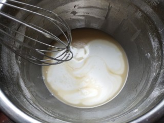 5、古早味蛋糕,加入牛奶搅拌均匀