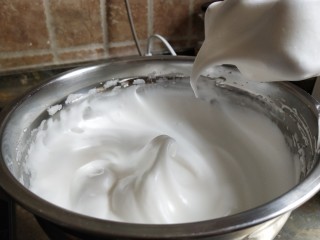 8、古早味蛋糕,蛋白加入柠檬汁，分三次加入细砂糖打发至湿性发泡