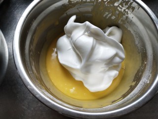 9、古早味蛋糕,取三分之一蛋白加入蛋黄糊中翻拌均匀