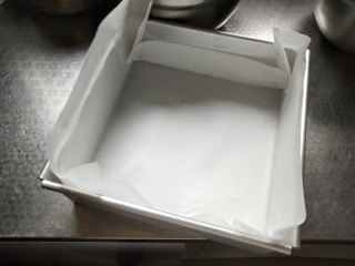 12、古早味蛋糕,模具垫油纸，油纸要高出模具