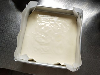 13、古早味蛋糕,倒入蛋糕糊轻震记下震出大气泡