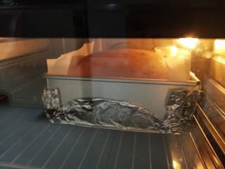 14、古早味蛋糕,模具底部包锡纸。最下面放个烤盘盛满热水，140度烘烤70分钟