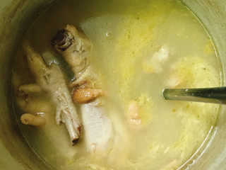 14、炖鸡汤,转小火慢炖1小时，出锅前放盐