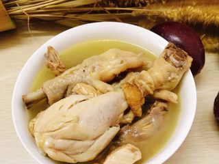 15、炖鸡汤,装入碗中