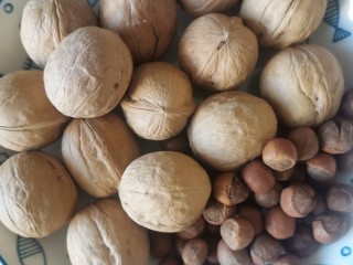 1、黑芝麻坚果酥,准备核桃，榛子