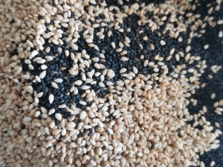 5、黑芝麻坚果酥,黑白芝麻直接买熟的