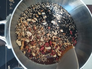 9、黑芝麻坚果酥,快速翻拌