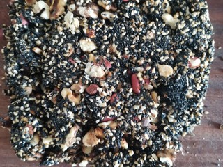 11、黑芝麻坚果酥,到在案板上用擀面杖和刀趁热整理成型