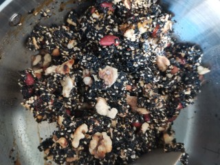 10、黑芝麻坚果酥,让食材都粘到一起