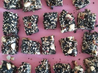 12、黑芝麻坚果酥,趁热切小方块，也可以切诚自己喜欢的形状