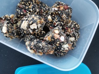 13、黑芝麻坚果酥,放到保鲜盒里可以保存半个月