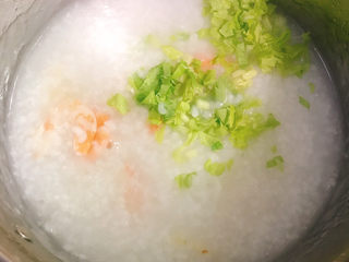 8、鲜虾砂锅粥,搅拌一下