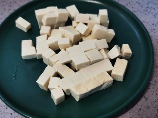 2、白玉菇豆腐汤,豆腐切成小块