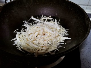 8、白玉菇豆腐汤,翻炒均匀
