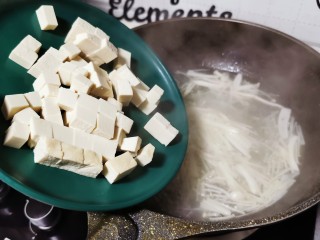 10、白玉菇豆腐汤,煮沸后倒入豆腐煮沸后焖煮2分钟