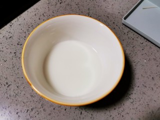 11、白玉菇豆腐汤,准备水淀粉，薄厚随自己喜好