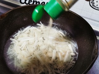 14、白玉菇豆腐汤,白胡椒粉调味。