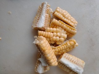 3、杂排三色汤,玉米切块