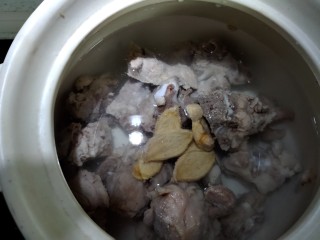 5、杂排三色汤,将洗干净的杂排放入煲里，加入适量冷水，盐姜。大火烧开转小火。