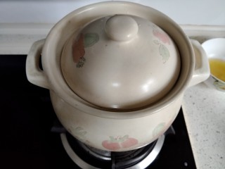 6、杂排三色汤,盖上盖子小火慢炖，静等30分钟。