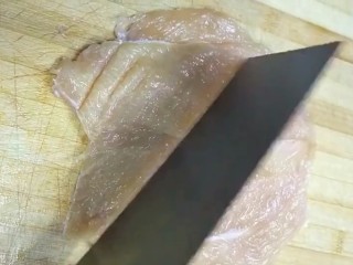 2、自制炸鸡排,对半切开用刀背轻轻拍打方便入味