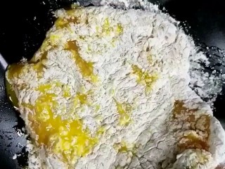 6、自制炸鸡排,再裹上鸡蛋液