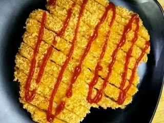 9、自制炸鸡排,挤上番茄酱美食做好