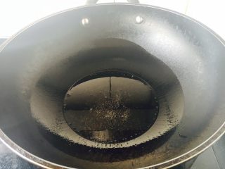 9、茄汁焖大虾,起锅锅热狗，放适量油。