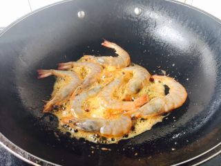 10、茄汁焖大虾,当油6成热时放入大虾