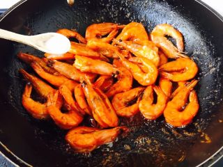 19、茄汁焖大虾,翻炒均匀后放2g左右的盐调味