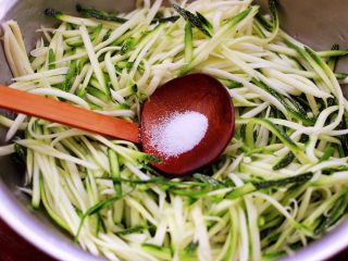 2、西葫芦猪肉发面包,西葫芦洗净后，用擦丝器擦成细丝（西葫芦的芯不要哟）撒上少许盐腌制10分钟。