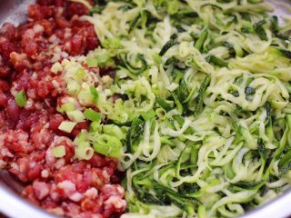 9、西葫芦猪肉发面包,把腌制好的西葫芦，纳干水分后，放入搅拌好的猪肉馅里。