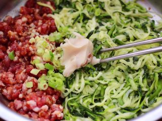 10、西葫芦猪肉发面包,把小葱和姜切成碎末放入馅里，再加入自制猪油。