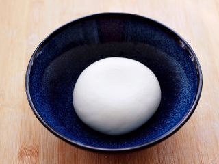 13、西葫芦猪肉发面包,和好的面团揉圆，盖上保鲜进行醒发。