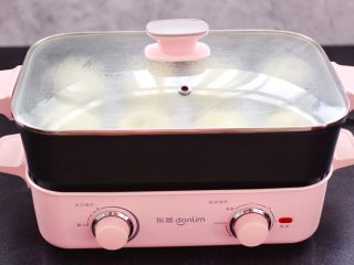 20、西葫芦猪肉发面包,锅中倒入适量的清水，把醒发好的包子放入锅中，大火烧开后，继续蒸15分钟后，焖5分钟即可。