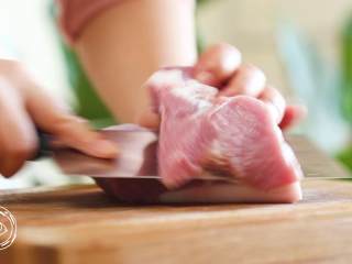 4、自制无添加脆皮肠，再也不用给宝宝买香肠了！,猪肉去肥瘦，瘦肉切小块，肥肉切大块放入辅食机搅打成泥