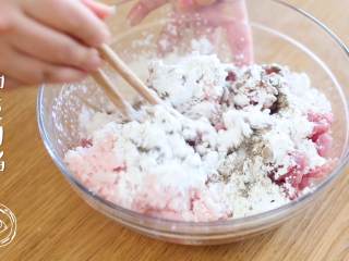 5、自制无添加脆皮肠，再也不用给宝宝买香肠了！,猪瘦肉和肥肉泥，加入盐、糖、黑胡椒、白胡椒、五香粉、酱油、蜂蜜进行调味，挤一点柠檬汁去腥，最后放入玉米淀粉~