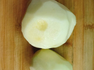 1、土豆鸡蛋饼,土豆削皮。