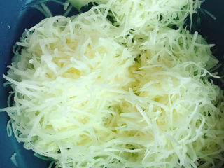 2、土豆鸡蛋饼,用切菜器擦成丝。