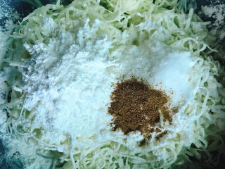 3、土豆鸡蛋饼,放入玉米淀粉、盐、花椒粉。