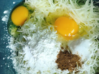 4、土豆鸡蛋饼,打入两个鸡蛋。