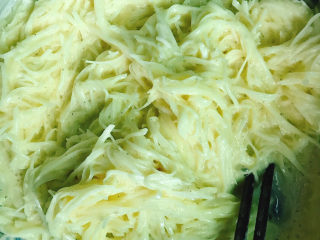 5、土豆鸡蛋饼,搅拌均匀。