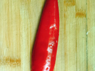 6、土豆鸡蛋饼,准备半个红尖椒。