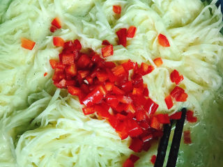 7、土豆鸡蛋饼,切碎后放入土豆丝中。