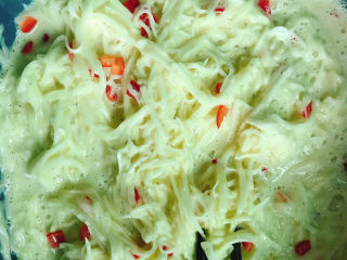 8、土豆鸡蛋饼,拌匀